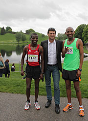 Veranstalter Alexander Fricke mit 2 der Siegern im Halbmarathon Hirum Tlwangi Wandangi (li, 1. Platz, 1:05:30) und Borka Kedir (re., 3. Platz, 1:10:49)  (©Foto: Martin Schmitz)